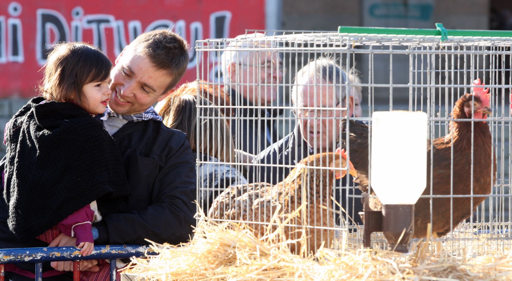 Mayores y niños disfrutan de los talos y la txistorra que se ofrecen en lo diferentes puestos de la localidad