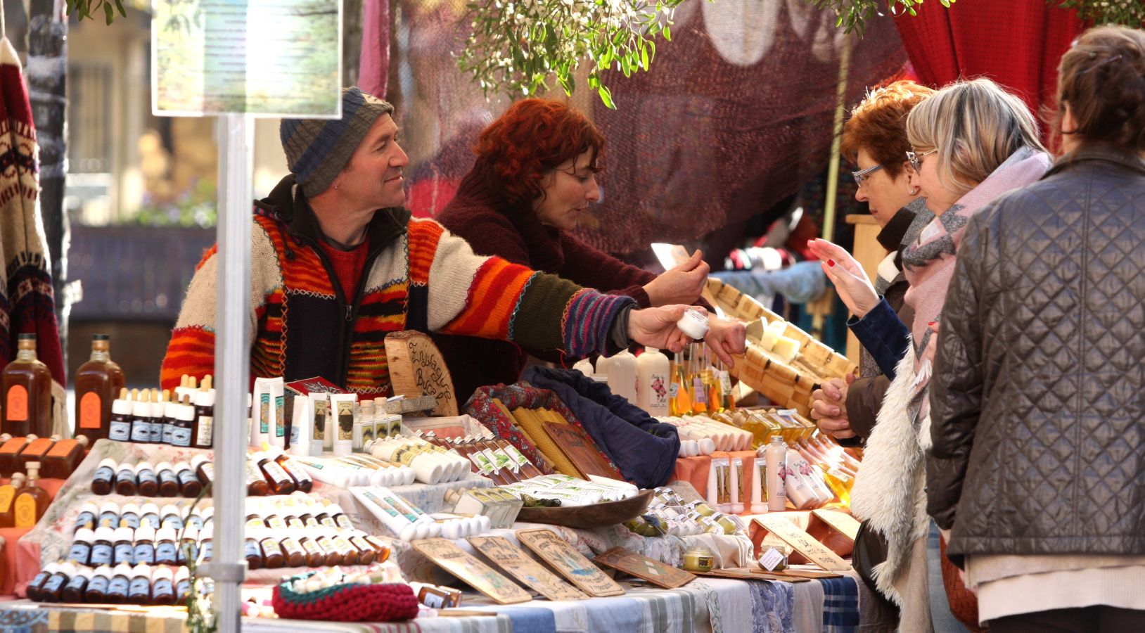 Mayores y niños disfrutan de los talos y la txistorra que se ofrecen en lo diferentes puestos de la localidad