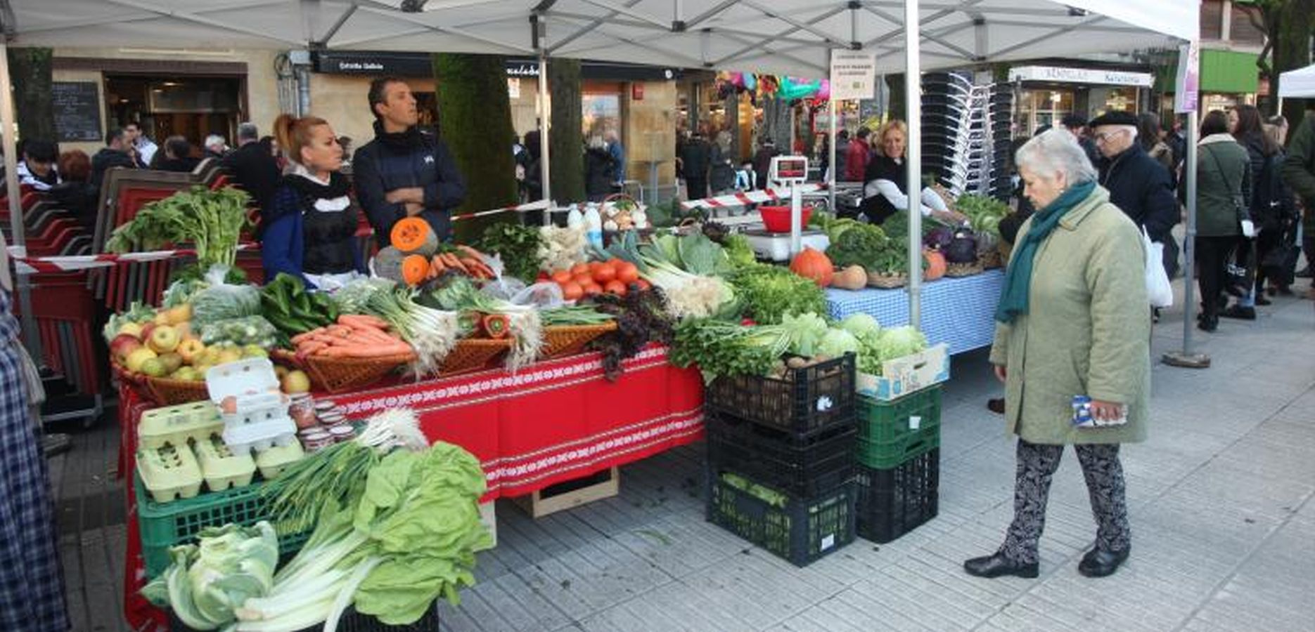 Mayores y niños disfrutan de los talos y la txistorra que se ofrecen en lo diferentes puestos de la localidad