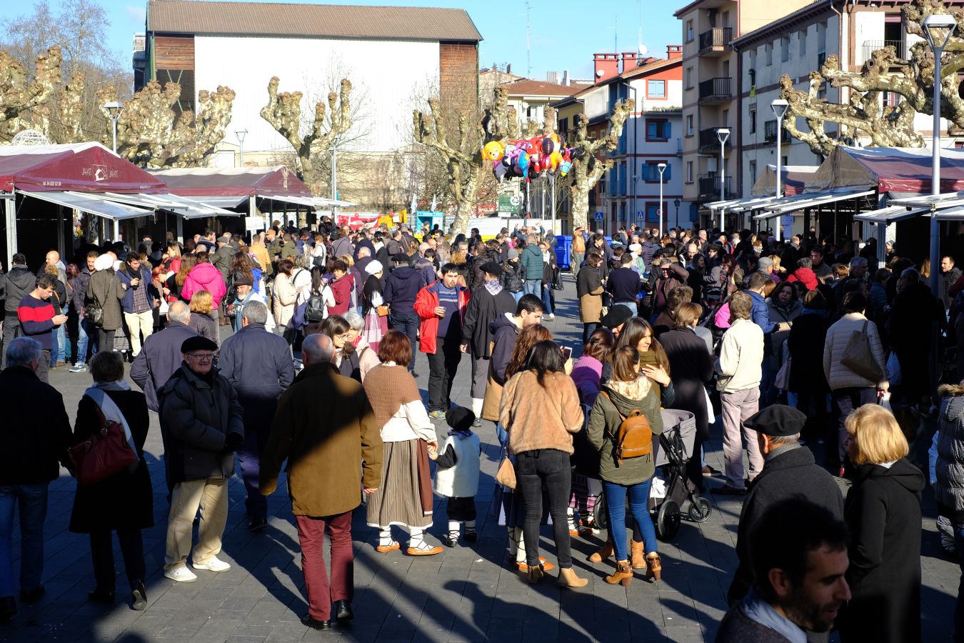 Talos, txistorra y sidra se han adueñado del centro de Irun en el Día de Santo Tomás