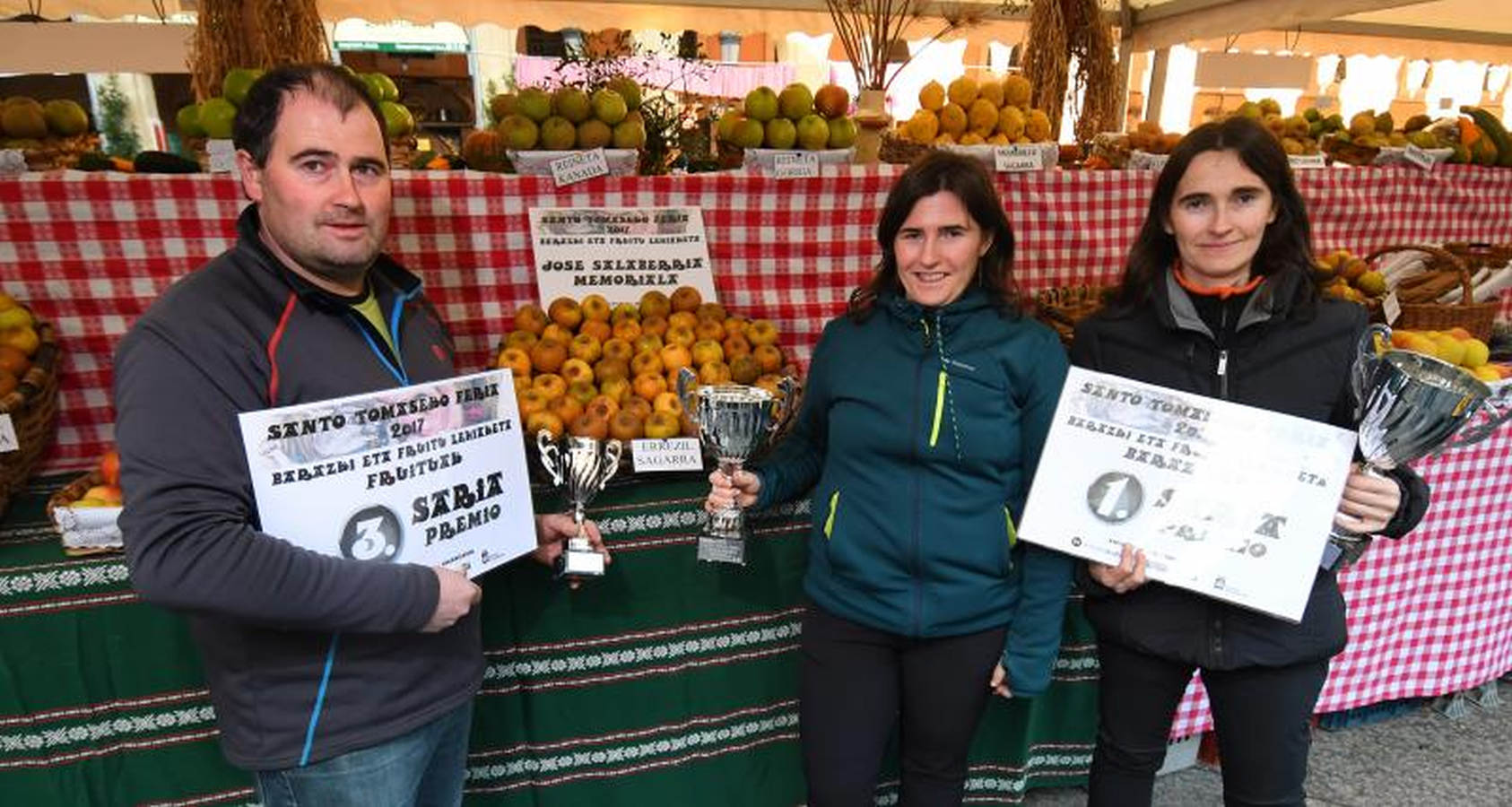 Los ciudadanos han convertido en una pasarela las calles de San Sebastián y algunos se han llevado hasta un premio. También se han conocido los ganadores de los de frutas, verduras, el de productores de txistorra y el del puesto mejor ambientado.