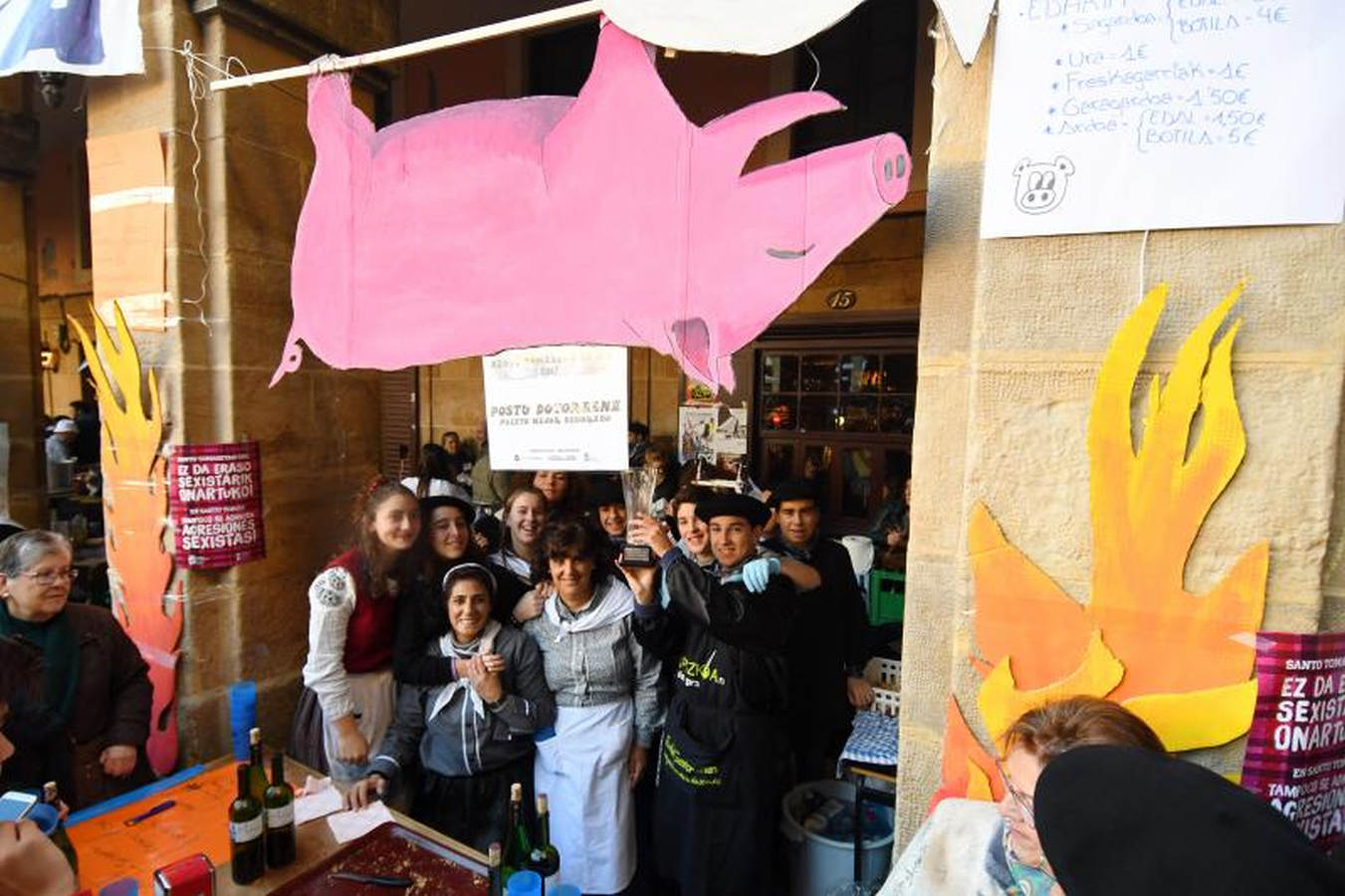 Los ciudadanos han convertido en una pasarela las calles de San Sebastián y algunos se han llevado hasta un premio. También se han conocido los ganadores de los de frutas, verduras, el de productores de txistorra y el del puesto mejor ambientado.