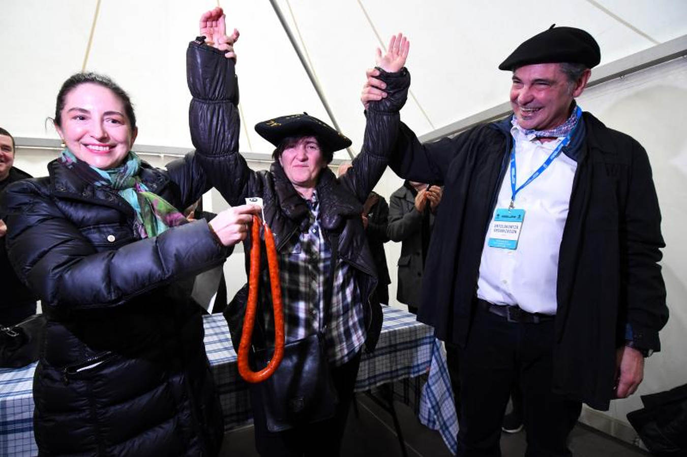 Los ciudadanos han convertido en una pasarela las calles de San Sebastián y algunos se han llevado hasta un premio. También se han conocido los ganadores de los de frutas, verduras, el de productores de txistorra y el del puesto mejor ambientado.