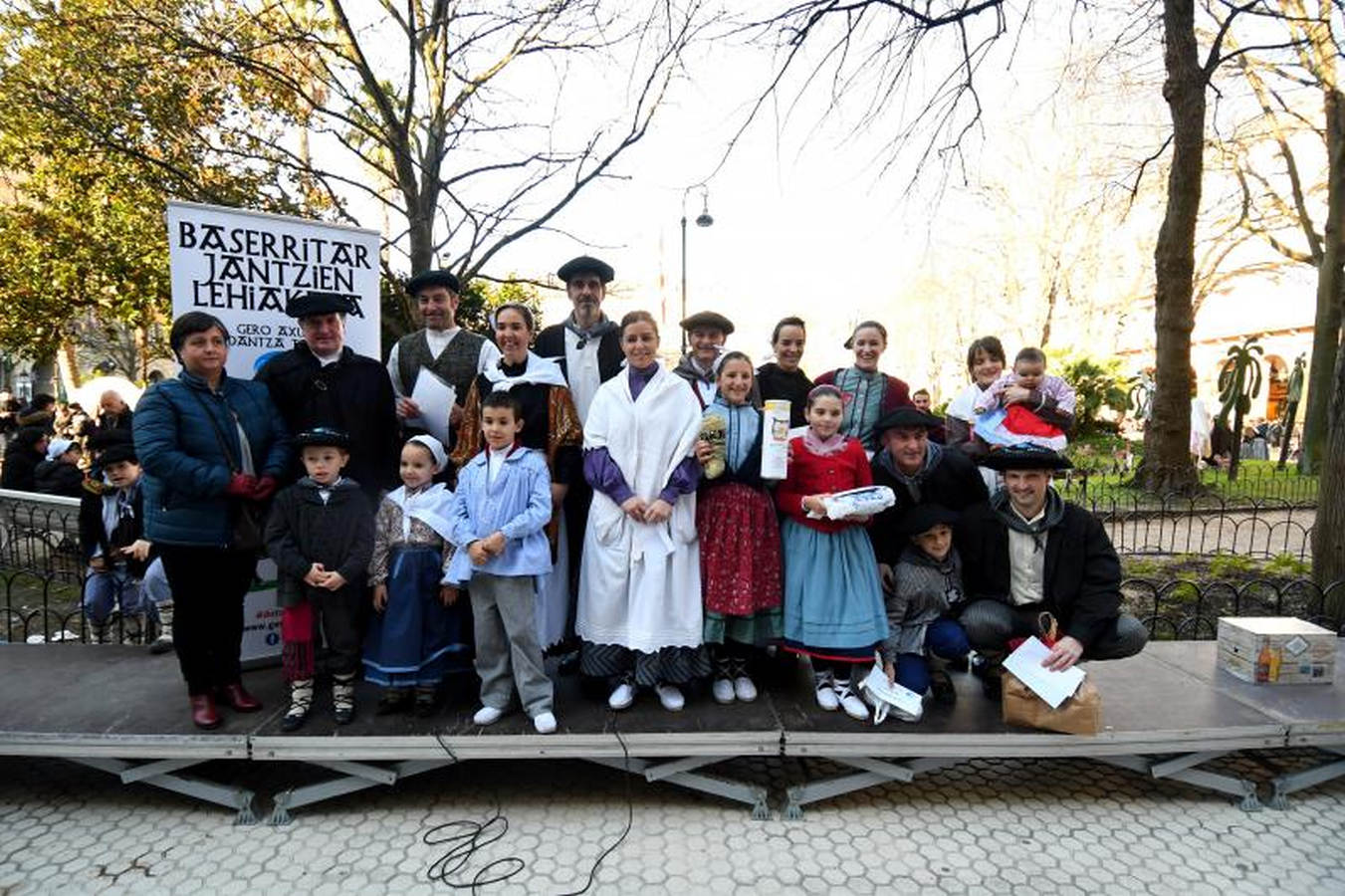 Los ciudadanos han convertido en una pasarela las calles de San Sebastián y algunos se han llevado hasta un premio. También se han conocido los ganadores de los de frutas, verduras, el de productores de txistorra y el del puesto mejor ambientado.