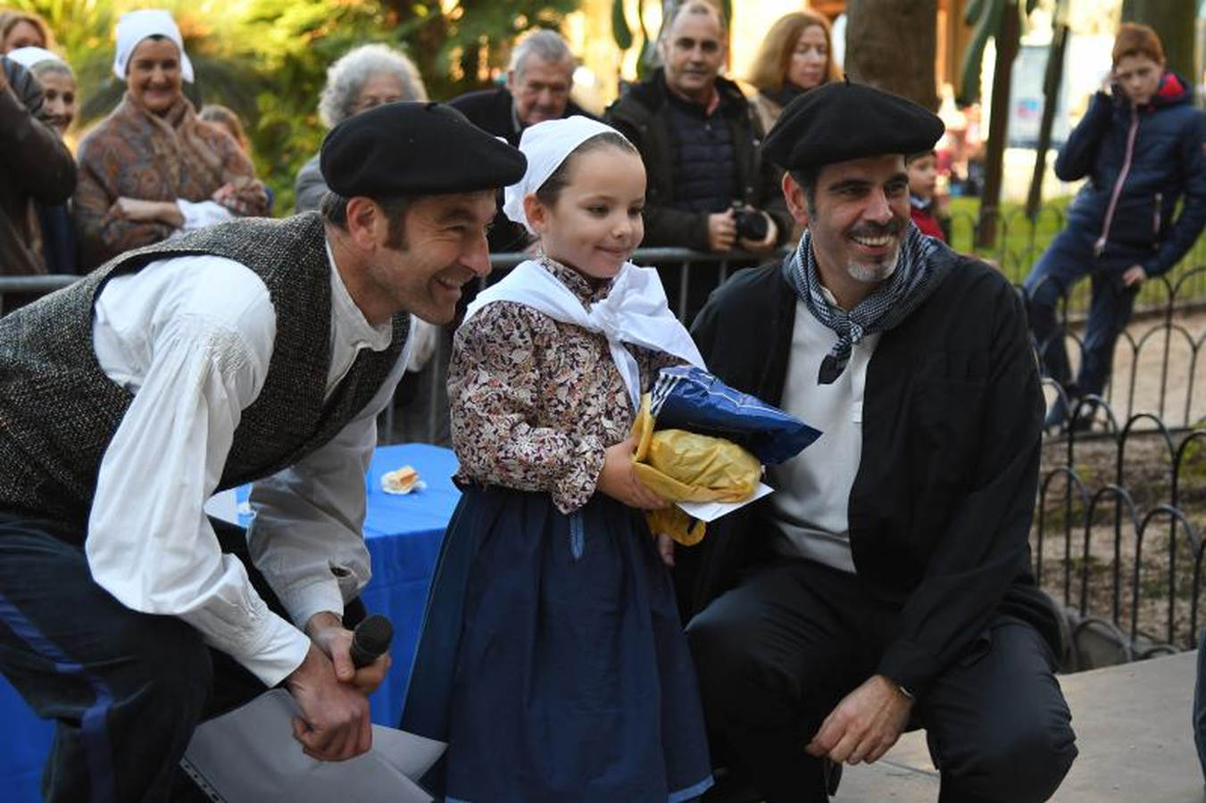 Los ciudadanos han convertido en una pasarela las calles de San Sebastián y algunos se han llevado hasta un premio. También se han conocido los ganadores de los de frutas, verduras, el de productores de txistorra y el del puesto mejor ambientado.