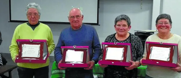 Un momento del homenaje realizado a las primeras bolaris en la Sociedad Deportiva Herrera.