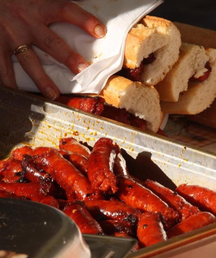 Mayores y niños disfrutan de los talos y la txistorra que se ofrecen en lo diferentes puestos de la localidad