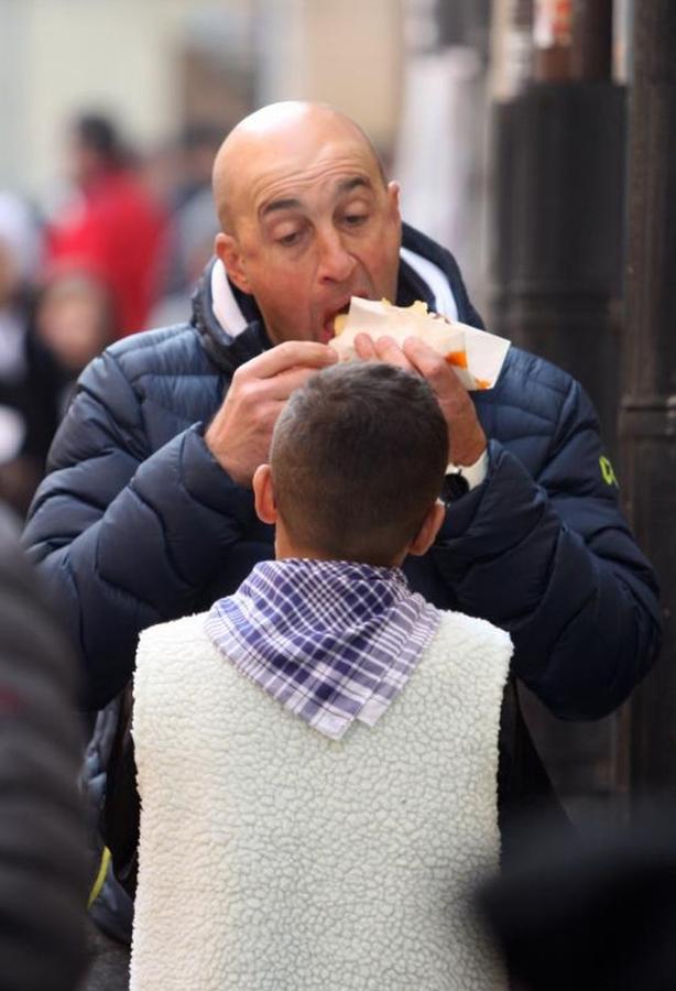 Mayores y niños disfrutan de los talos y la txistorra que se ofrecen en lo diferentes puestos de la localidad