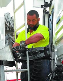 Imagen secundaria 2 - Iñaki Domintxin, de amarillo, desmonta el remolque de su camión en Aritzeta. Encima, Ricardo Pereira posa delante de su traíler en la gasolinera de Mercabugati de Lasarte, al igual que José María Villafranca, junto a su transporte rojo. 