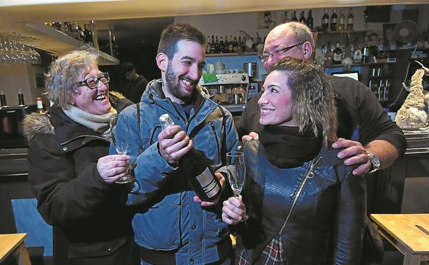 María Pilar, Erik, José Ramón y Raquel regresaron al Bar Laket de Pasai Antxo para rememorar para DV el día en que les tocó la lotería.