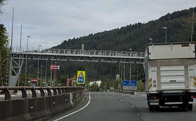 Un camión se dispone a pasar por el arco de peaje de la N-1 en Etzegarate.