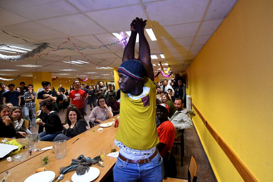 Un grupo de alumnos del colegio Jesuitak compartió mesa con personas sin hogar.