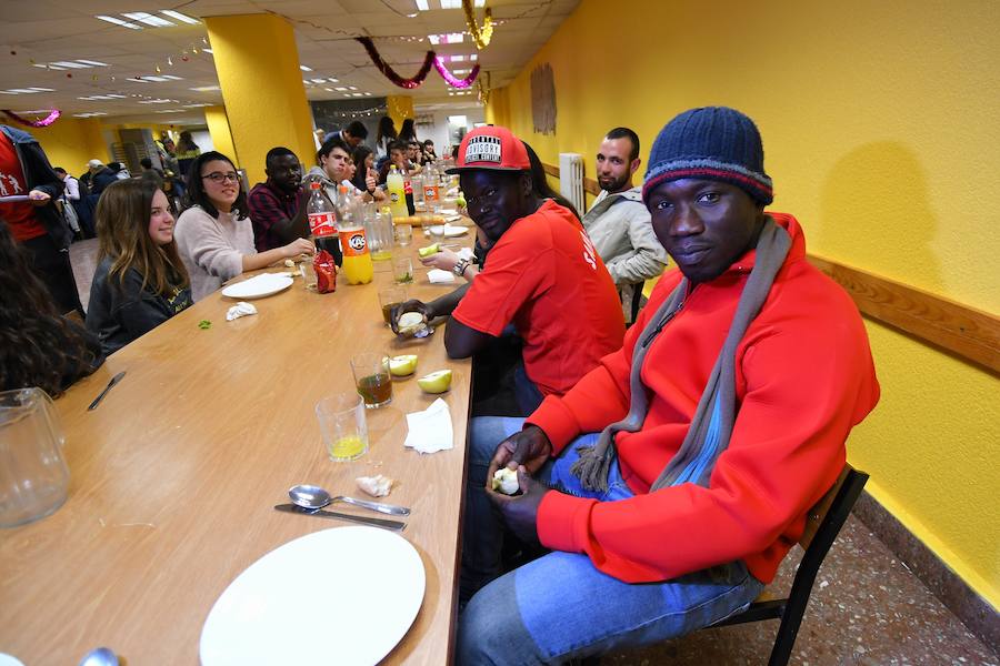 Un grupo de alumnos del colegio Jesuitak compartió mesa con personas sin hogar.