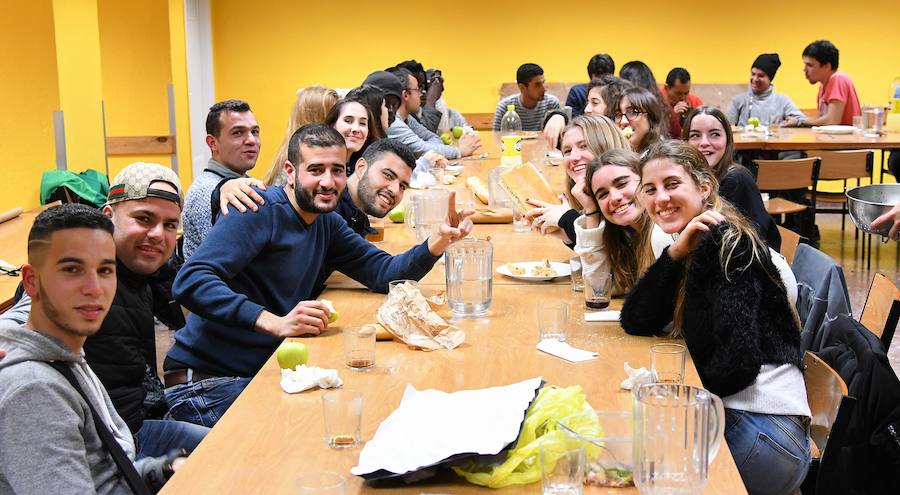 Un grupo de alumnos del colegio Jesuitak compartió mesa con personas sin hogar.