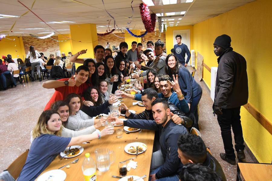 Un grupo de alumnos del colegio Jesuitak compartió mesa con personas sin hogar.