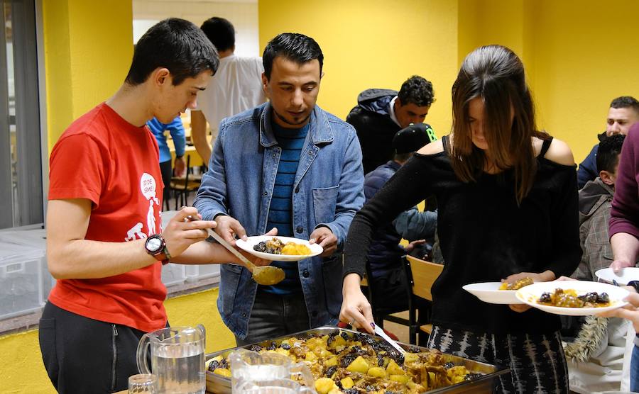 Un grupo de alumnos del colegio Jesuitak compartió mesa con personas sin hogar.