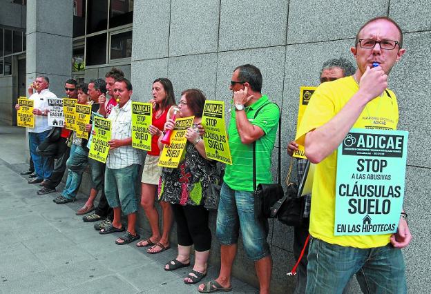 Una de las muchas concentraciones de afectados por las cláusulas suelo en las capitales vascas, en este caso en Bilbao.
