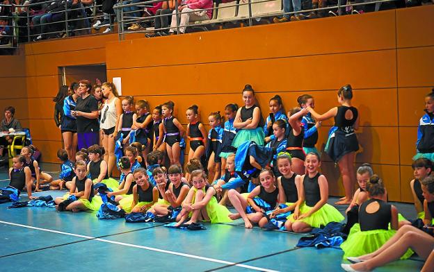 Alumnas de danza y gimnasia en una actuación ofrecida en la pista del polideportivo.
