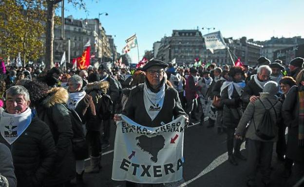 Manifestación. Un hombre muestra una bandera contra la dispersión en la marcha de París del pasado día 9