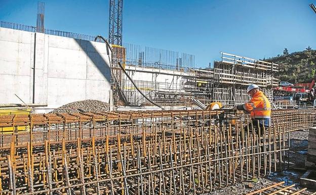 Un operario trabaja en las obras de la incineradora. 