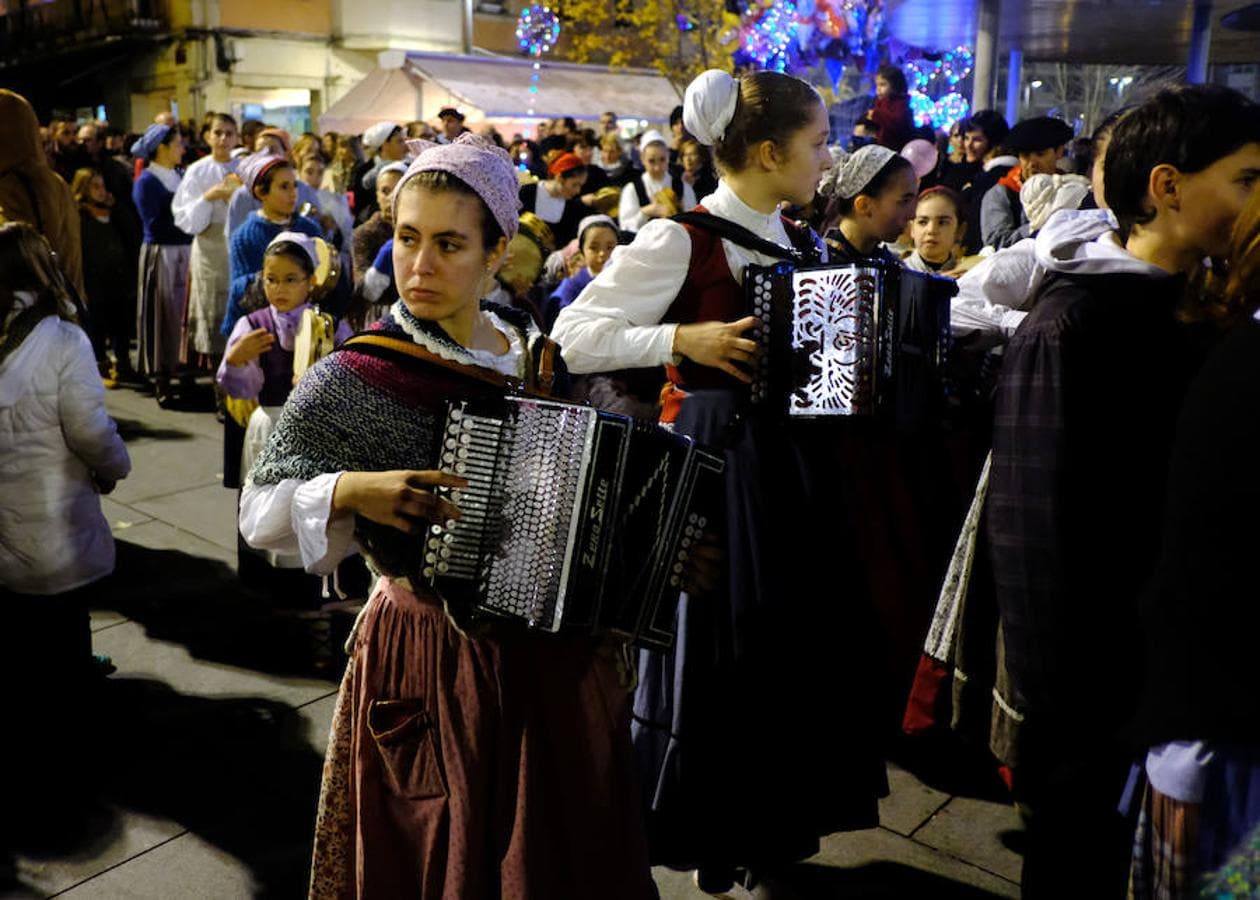 Este sábado Olentzero ha visitado Irun para recoger la carta de los más pequeños. Han sido muchos los que se han acercado para verlo en persona y sacarse una foto junto a él. 