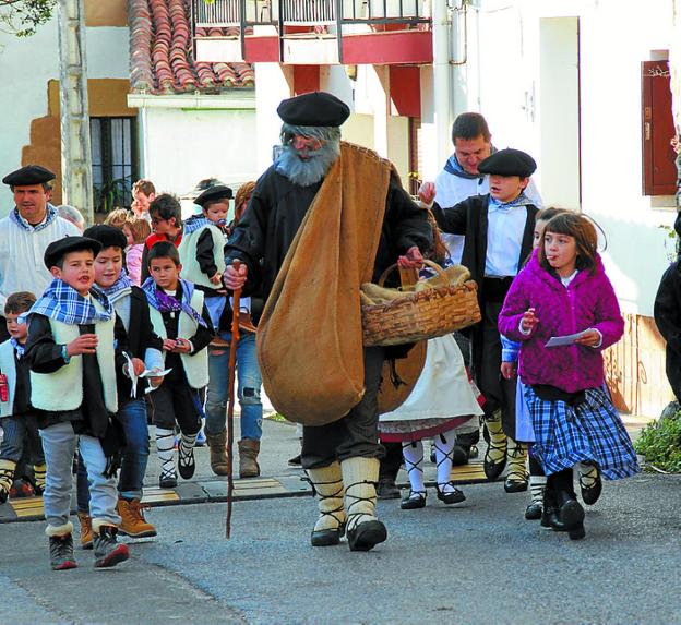 Olentzerok hainbat bixita egingo ditu biharkoan. 