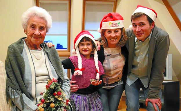 Cuatro generaciones. Lorenza Oyaga, June, Maika e Iñigo se preparan para otra Navidad en familia. 