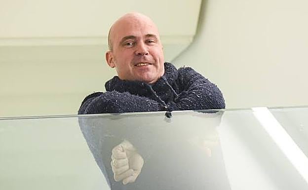 Aitor Mendiluze, aste honetan Bertsozale Elkartearen egoitzan.