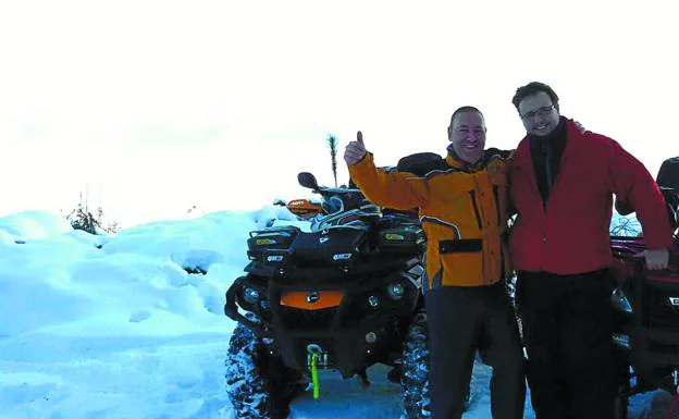 Ruteo en la nieve. Jesús Aguado 'Jaleo' y Raúl Villar 'Trulli' de ruta con sus ATV en la última nevada. 