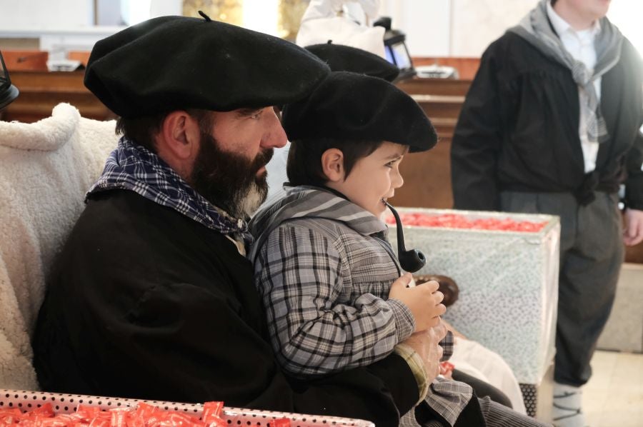 Tras recoger las cartas de los más pequeños, Olentzero y Mari Domingi recorrieron las calles del centro donostiarra donde han repartido caramelos, regalos y, sobre todo, mucha ilusión.