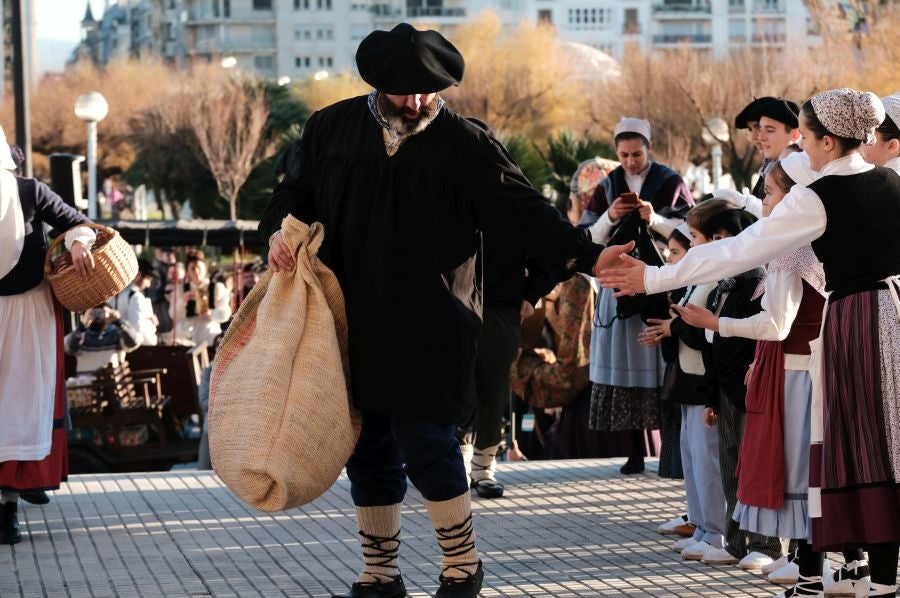 Tras recoger las cartas de los más pequeños, Olentzero y Mari Domingi recorrieron las calles del centro donostiarra donde han repartido caramelos, regalos y, sobre todo, mucha ilusión.