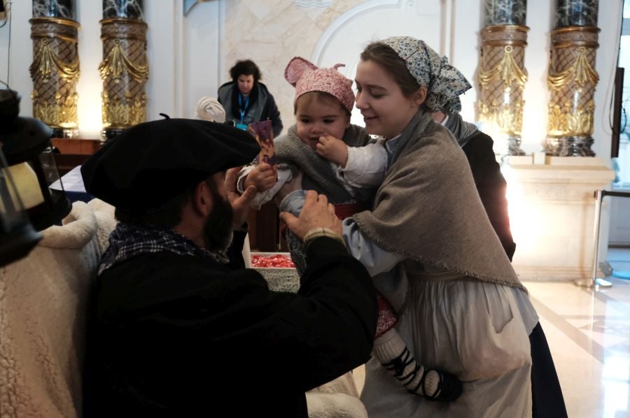 Tras recoger las cartas de los más pequeños, Olentzero y Mari Domingi recorrieron las calles del centro donostiarra donde han repartido caramelos, regalos y, sobre todo, mucha ilusión.