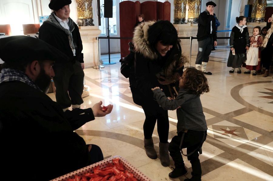 Tras recoger las cartas de los más pequeños, Olentzero y Mari Domingi recorrieron las calles del centro donostiarra donde han repartido caramelos, regalos y, sobre todo, mucha ilusión.