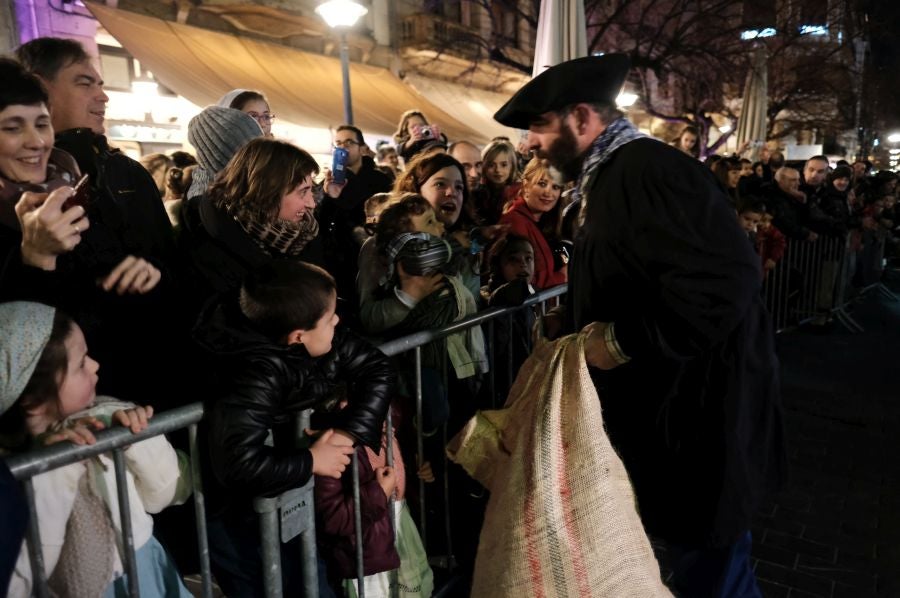 Tras recoger las cartas de los más pequeños, Olentzero y Mari Domingi recorrieron las calles del centro donostiarra donde han repartido caramelos, regalos y, sobre todo, mucha ilusión.