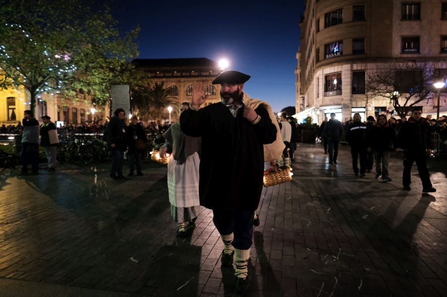 Tras recoger las cartas de los más pequeños, Olentzero y Mari Domingi recorrieron las calles del centro donostiarra donde han repartido caramelos, regalos y, sobre todo, mucha ilusión.