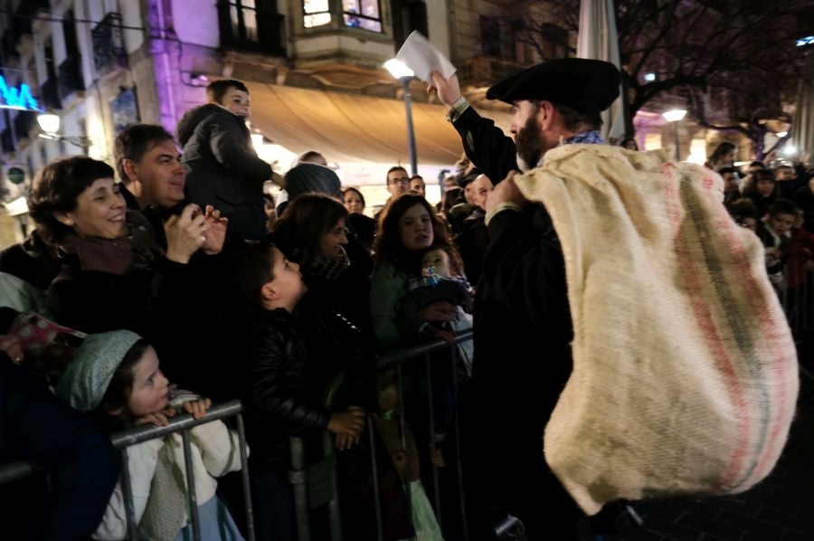 Tras recoger las cartas de los más pequeños, Olentzero y Mari Domingi recorrieron las calles del centro donostiarra donde han repartido caramelos, regalos y, sobre todo, mucha ilusión.
