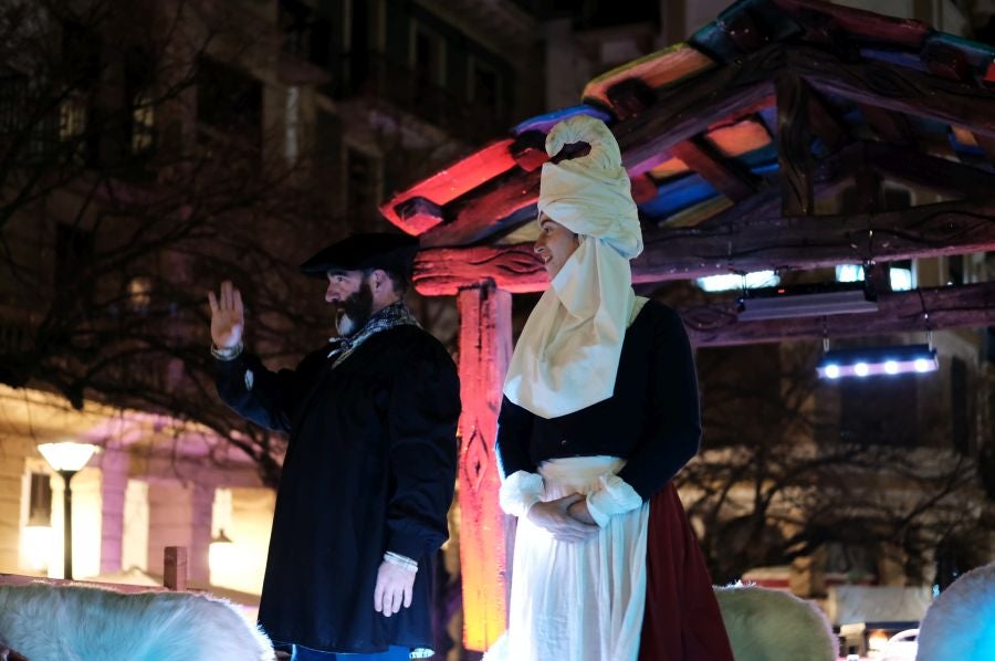 Tras recoger las cartas de los más pequeños, Olentzero y Mari Domingi recorrieron las calles del centro donostiarra donde han repartido caramelos, regalos y, sobre todo, mucha ilusión.