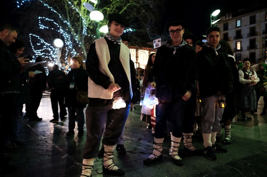 Tras recoger las cartas de los más pequeños, Olentzero y Mari Domingi recorrieron las calles del centro donostiarra donde han repartido caramelos, regalos y, sobre todo, mucha ilusión.