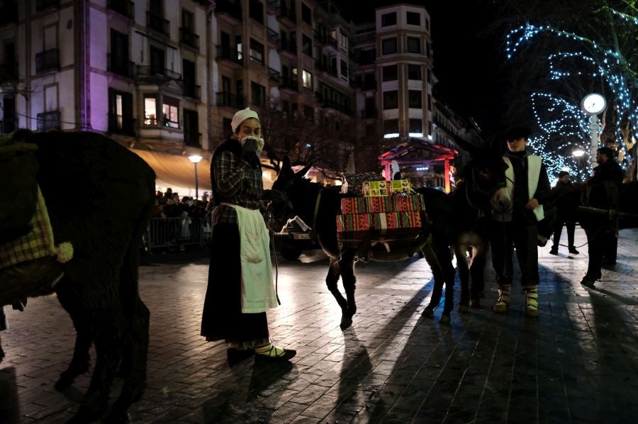 Tras recoger las cartas de los más pequeños, Olentzero y Mari Domingi recorrieron las calles del centro donostiarra donde han repartido caramelos, regalos y, sobre todo, mucha ilusión.