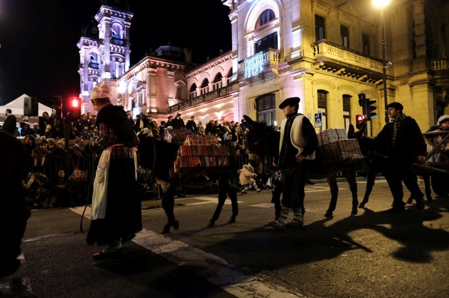 Tras recoger las cartas de los más pequeños, Olentzero y Mari Domingi recorrieron las calles del centro donostiarra donde han repartido caramelos, regalos y, sobre todo, mucha ilusión.