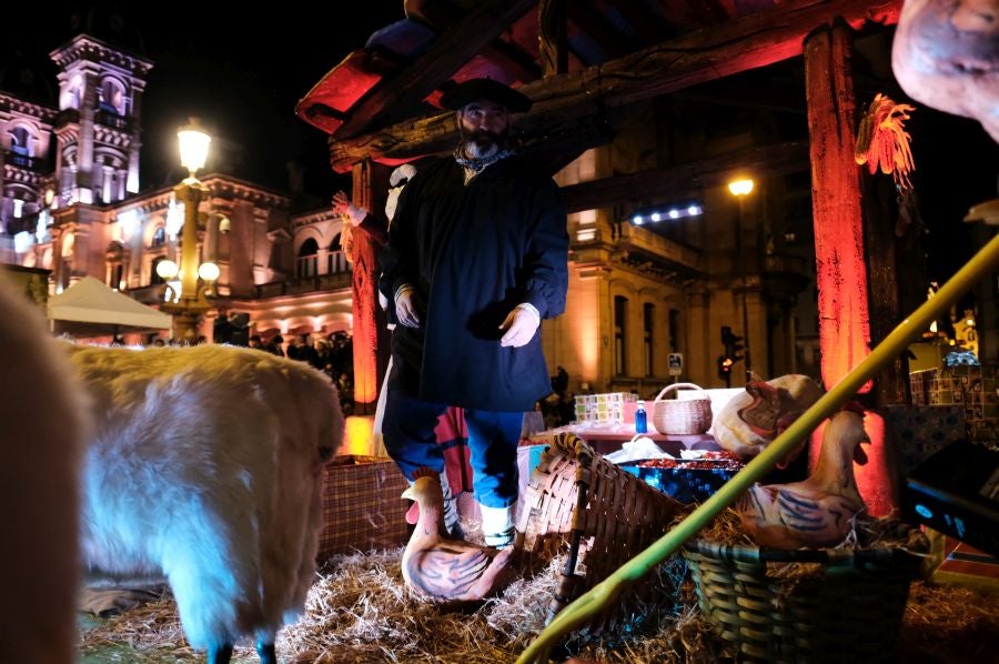 Tras recoger las cartas de los más pequeños, Olentzero y Mari Domingi recorrieron las calles del centro donostiarra donde han repartido caramelos, regalos y, sobre todo, mucha ilusión.