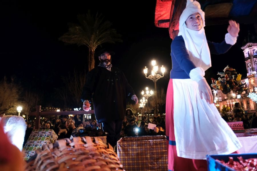 Tras recoger las cartas de los más pequeños, Olentzero y Mari Domingi recorrieron las calles del centro donostiarra donde han repartido caramelos, regalos y, sobre todo, mucha ilusión.