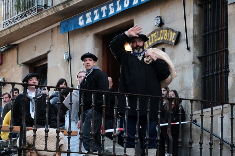 Tras recoger las cartas de los más pequeños, Olentzero y Mari Domingi recorrieron las calles del centro donostiarra donde han repartido caramelos, regalos y, sobre todo, mucha ilusión.