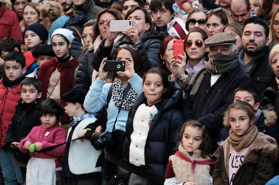 Tras recoger las cartas de los más pequeños, Olentzero y Mari Domingi recorrieron las calles del centro donostiarra donde han repartido caramelos, regalos y, sobre todo, mucha ilusión.