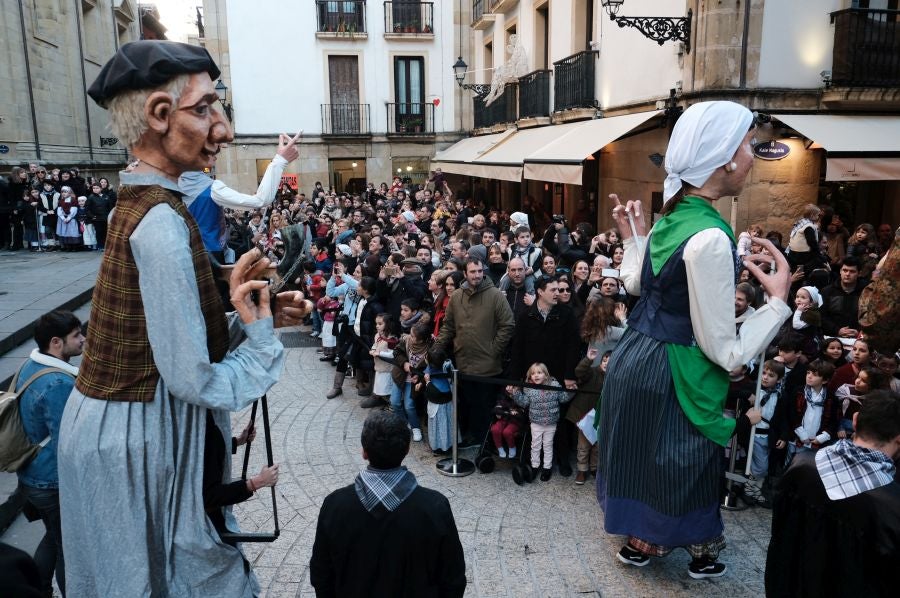 Tras recoger las cartas de los más pequeños, Olentzero y Mari Domingi recorrieron las calles del centro donostiarra donde han repartido caramelos, regalos y, sobre todo, mucha ilusión.