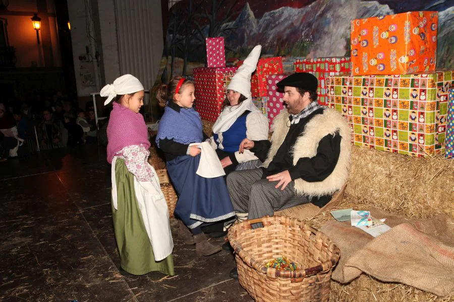 Los niños y niñas de Ordizia disfrutaron de lo lindo con la visita de Olentzero y Mari Domingi. 