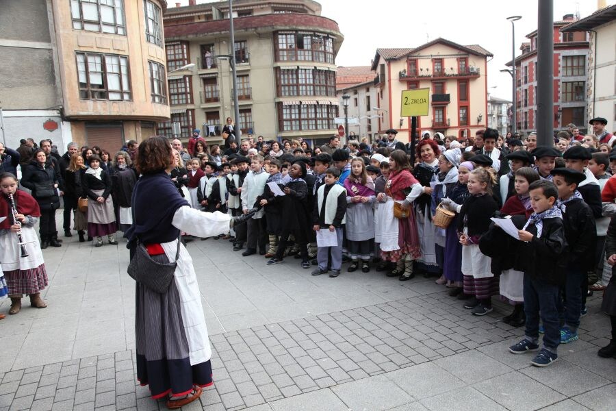 Los niños y niñas de Ordizia disfrutaron de lo lindo con la visita de Olentzero y Mari Domingi. 