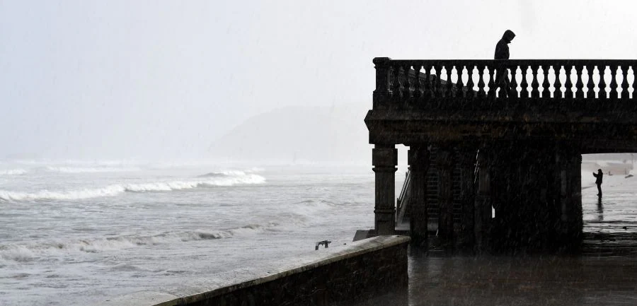 El viento, la lluvia y las olas son las protagonistas de esta jornada