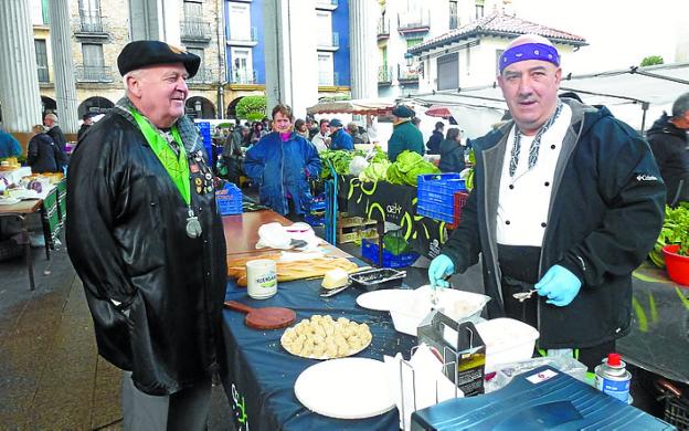 Juanjo Martínez de Rituerto preparando 'bombones de queso'.