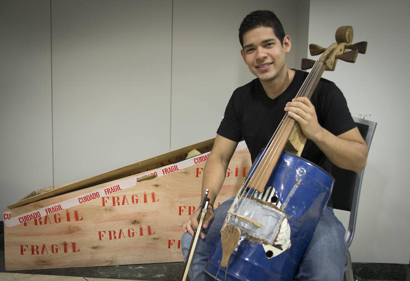 La Orquesta Cateura utiliza los despojos para crear eficaces instrumentos